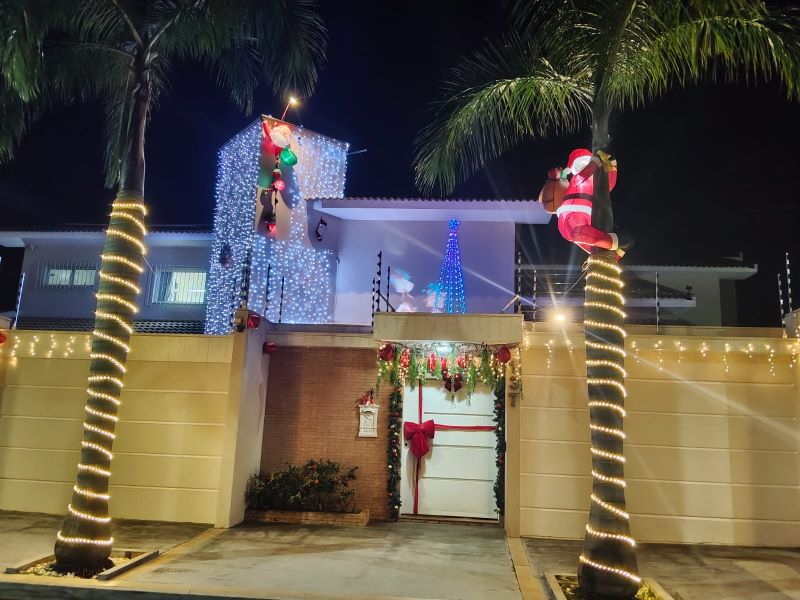 Família mantém viva a magia do Natal com decoração que encanta visitantes