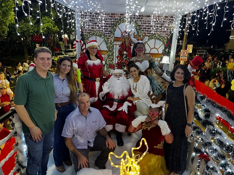Teatro, banda e coral deram um toque especial à chegada da caravana de Natal da Coopermota