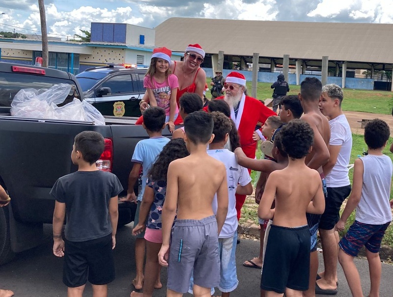 Polícia Civil distribui mais de 600 brinquedos em ação natalina em Assis