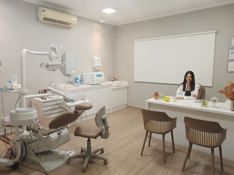 Cirurgiã-dentista Poliane da Silva Azevedo passa a atender em novo endereço