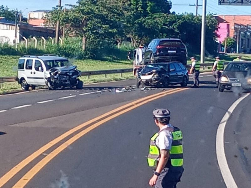 Colisão frontal na Rodovia Miguel Jubran, em Assis, deixa duas vítimas leves