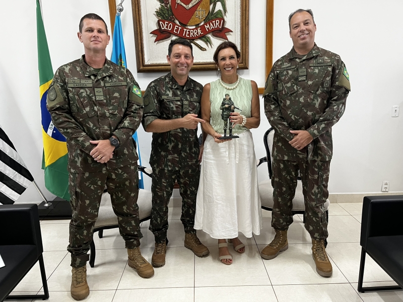 Prefeita Telma Spera recebe novo comando do Tiro de Guerra de Assis