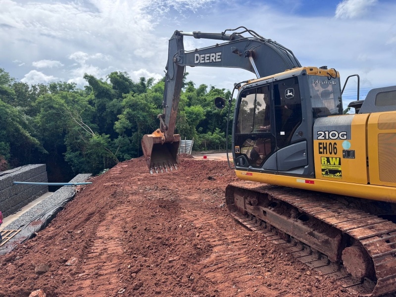 Obras de drenagem na Câmara Municipal seguem avançando