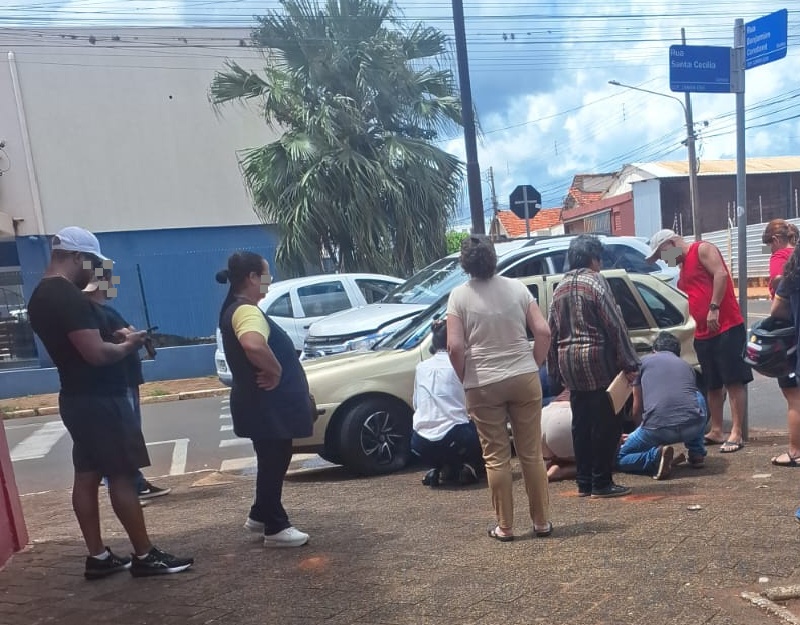 Criança fica ferida em colisão entre carros próximo ao Mercado Municipal de Assis