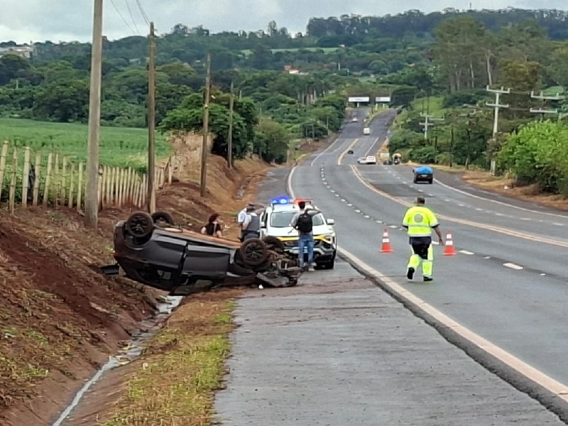 Carro capota na Benedito Pires e motorista sofre ferimentos