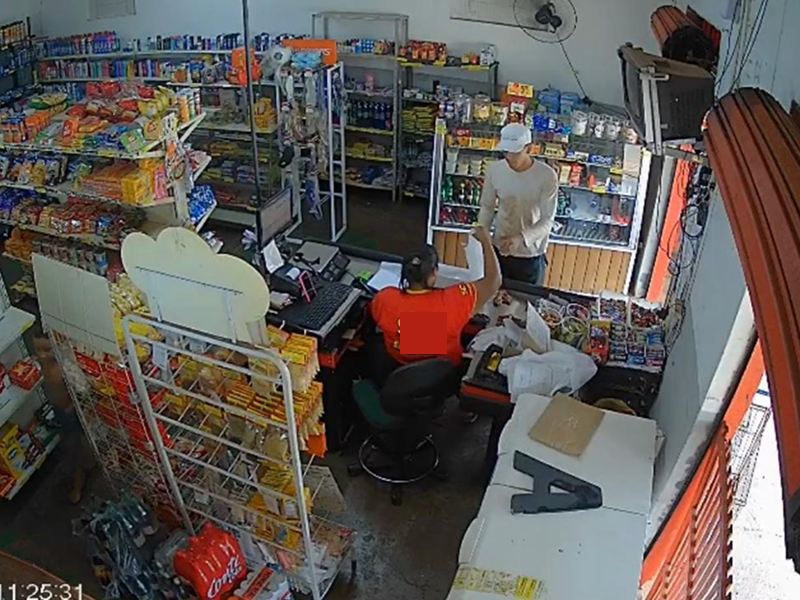 Assaltante armado rouba comércio em Cândido Mota na presença de criança