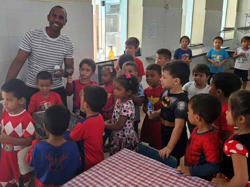 Rodrigo de Souza viabiliza doação de mil sorvetes para crianças da Casa da Menina e Casa da Criança