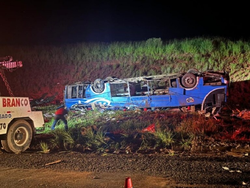 Capotamento de ônibus deixa seis mortos e 45 feridos em Marília
