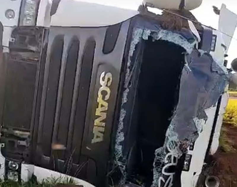 Carreta ocupada por família tomba na Raposo Tavares em Paraguaçu Paulista