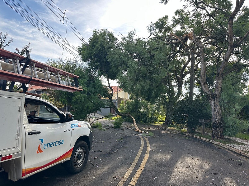 Noite de temporal provoca estragos e mobiliza equipes em Assis