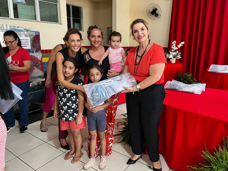 Prefeitura inicia entrega de uniformes escolares para alunos dos berçários da rede municipal