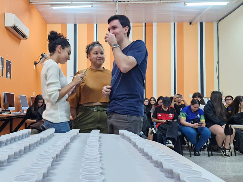 Estudantes de Publicidade da FEMA participam de teste cego de refrigerantes em atividade acadêmica