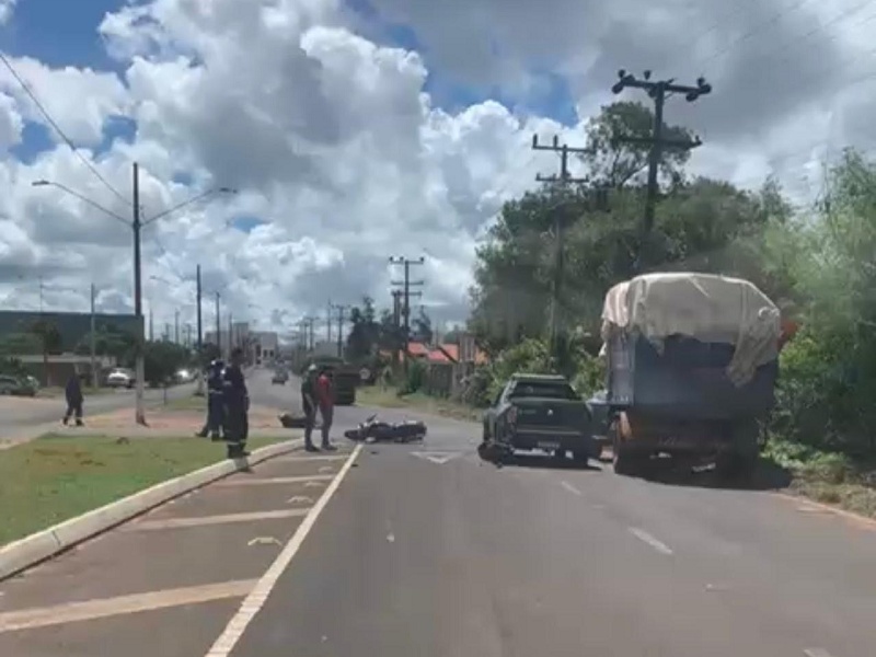 Motociclista se envolve em colisão com veículo do Detran em rotatória de Assis