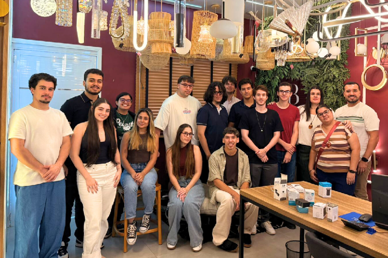 Estudantes de Arquitetura da FEMA exploram o universo da iluminação em visita técnica