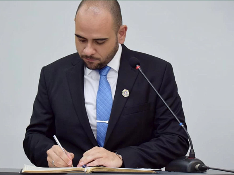 Prefeito de Pompeia corta próprio salário e reduz vencimentos do alto escalão