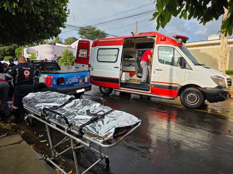 Motorista sofre mal súbito e colide em carro estacionado, na Vila Santa Cecília
