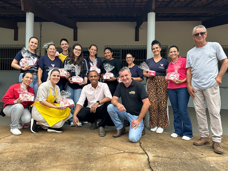 Rodrigo de Souza realiza entrega de caixas de chocolate na Casa da Criança