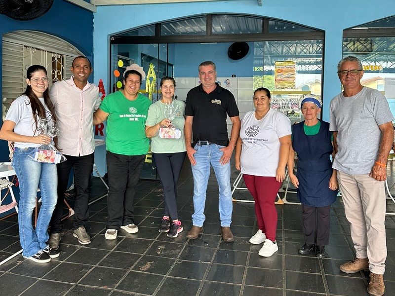 Rodrigo de Souza entrega chocolates e celebra a Páscoa com alunos da Casa da Menina
