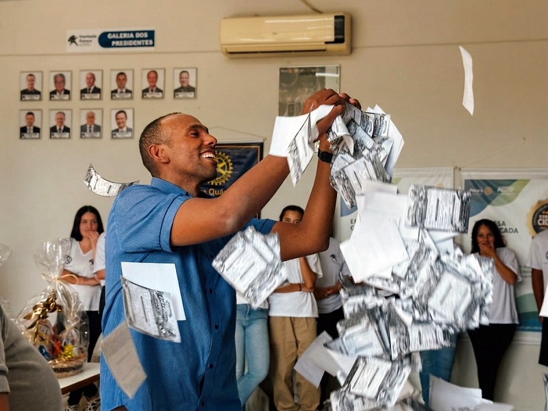 Rodrigo de Souza realiza ação de Páscoa com sorteio de chocolates na Fundação Futuro
