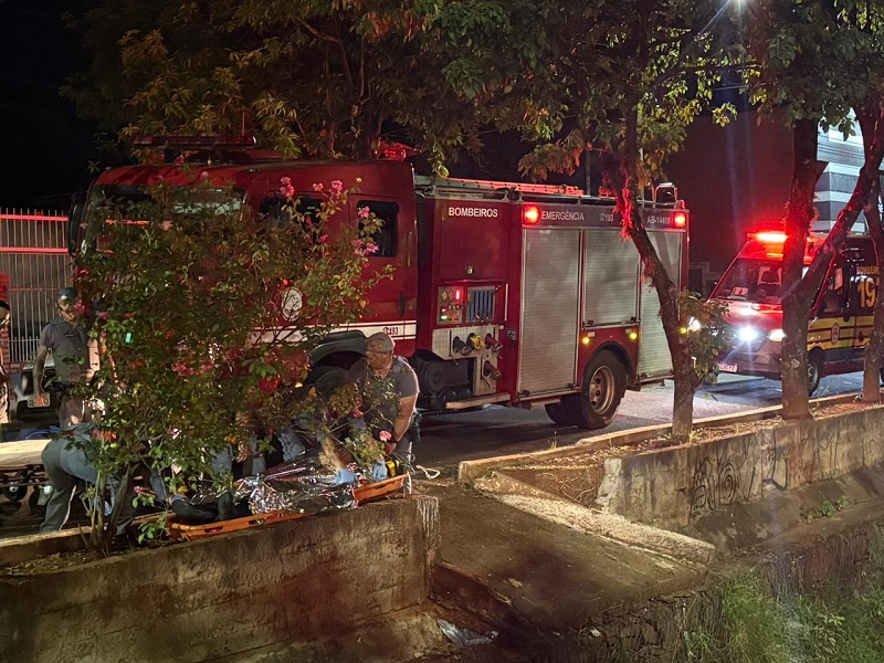 Motociclista cai em córrego na Avenida Otto Ribeiro, em Assis