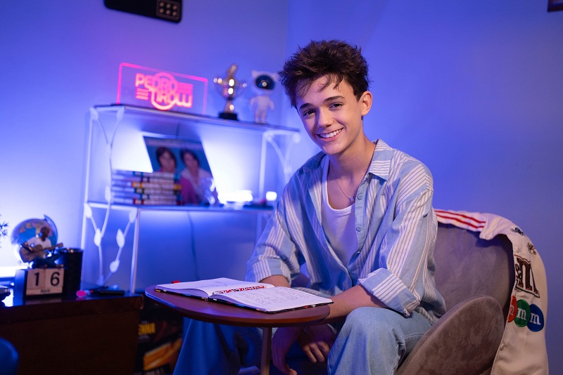 Pedro Tirolli lança “A Gente Combinou” e reforça sua conexão com a música