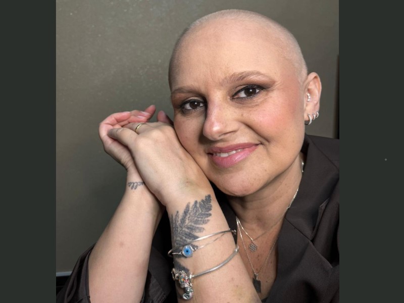 Técnica em enfermagem enfrenta câncer de medula e recorre a apoio para custear tratamento