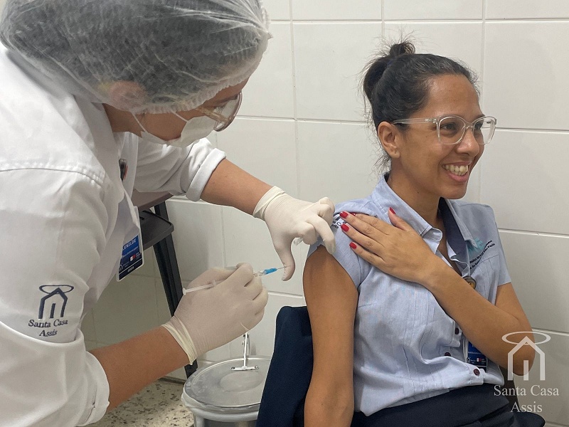 Campanha de vacinação contra a Influenza imuniza mais de 400 colaboradores da Santa Casa de Assis