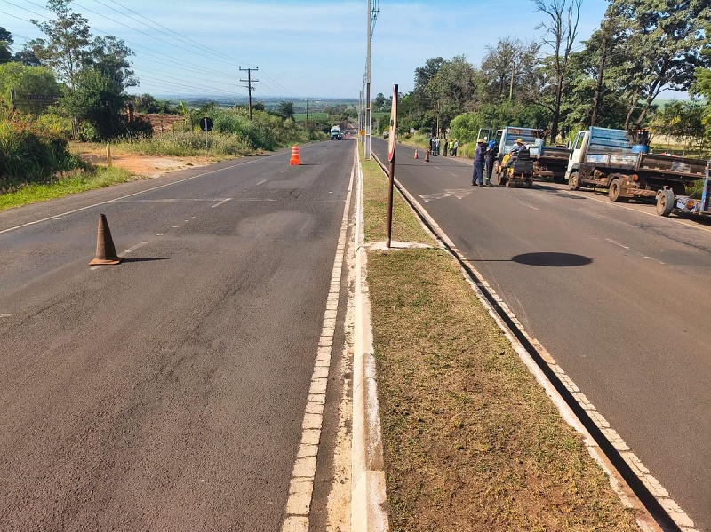 Prefeitura realiza operação tapa-buracos na Avenida Benedito Pires nesta segunda-feira