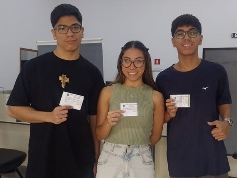 Em Assis, trigêmeos de 17 anos tiram título juntos e vão às urnas pela primeira vez