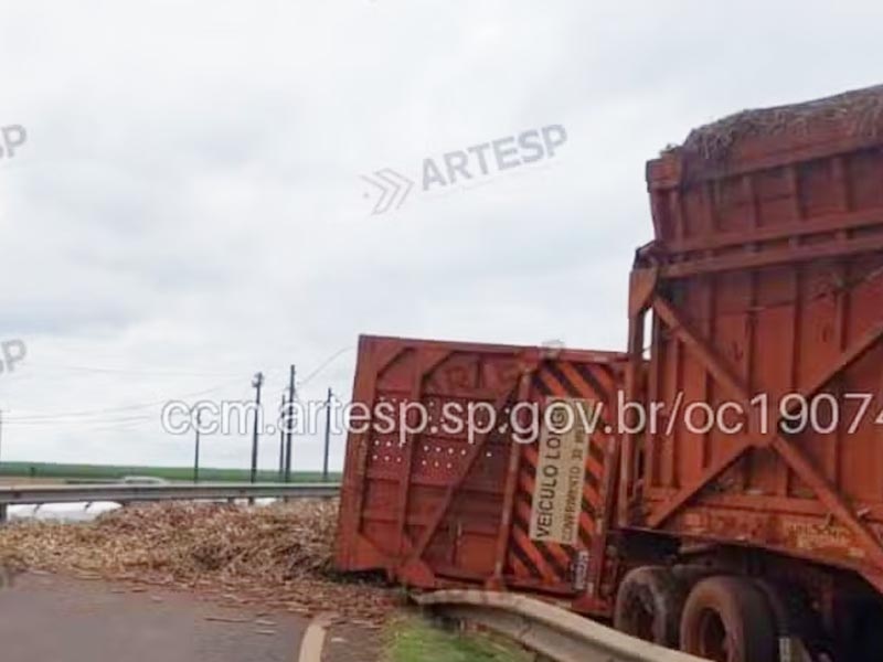 Carreta tomba e deixa Raposo Tavares interditada por cinco horas em Ibirarema