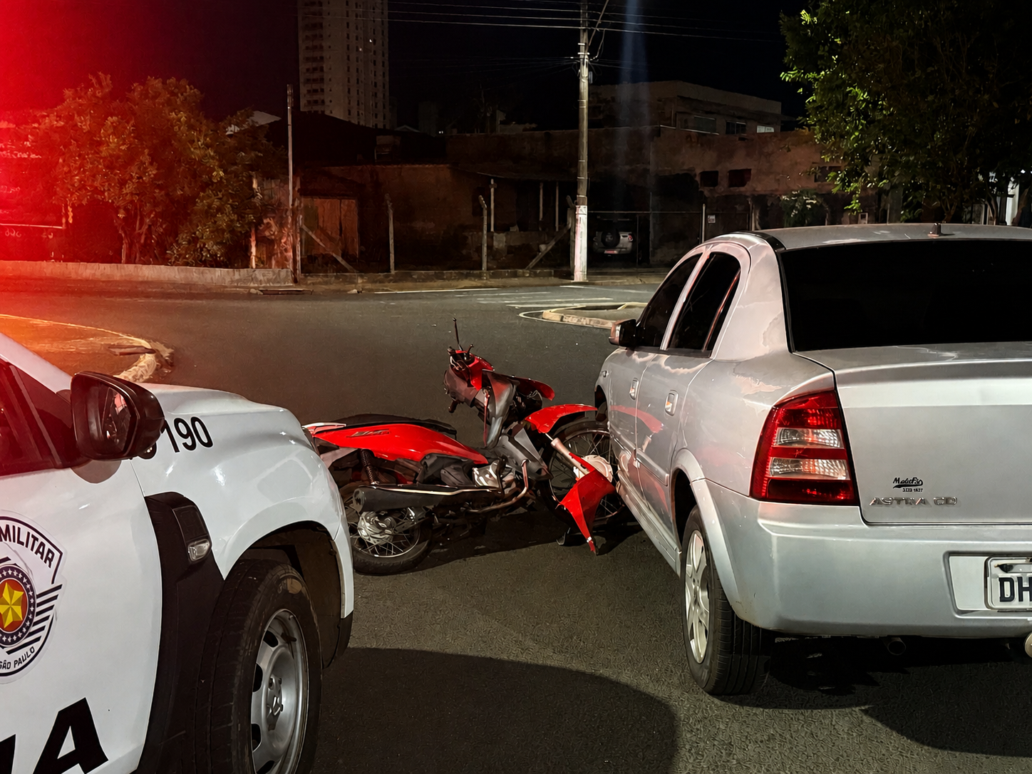Duas jovens ficam feridas após colisão entre carro e moto em rotatória na Otto Ribeiro
