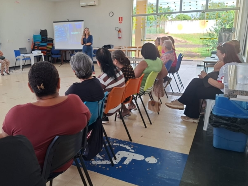 Encontro intergeracional no CCI aborda uso da tecnologia para pessoas idosas
