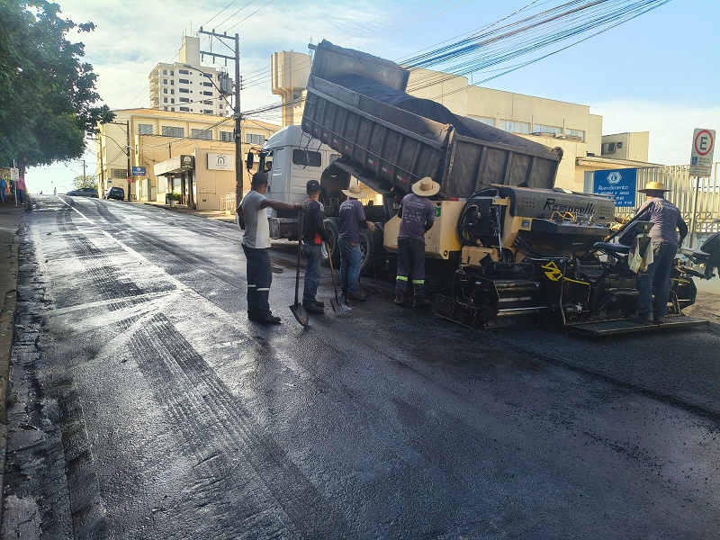 Recapeamento na Rua Smith Vasconcelos altera trânsito em Assis