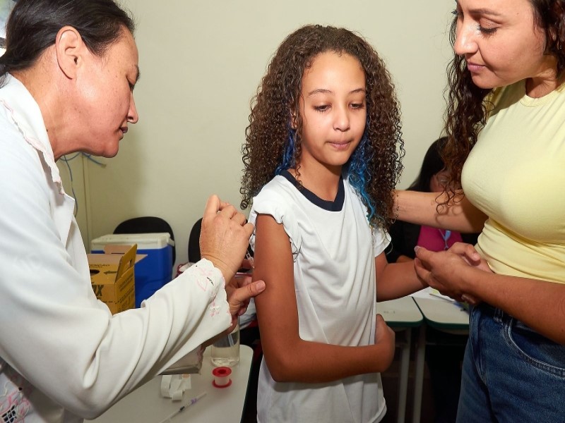 Mais de 1.100 doses são aplicadas em ação de vacinação nas escolas municipais de Assis