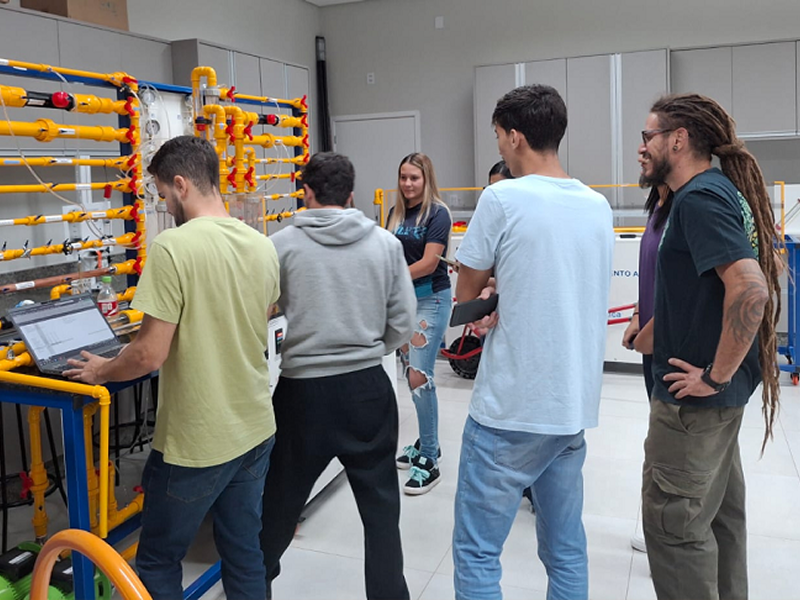 Estudantes de Engenharia Civil da FEMA realizam experimento com nova bancada didática