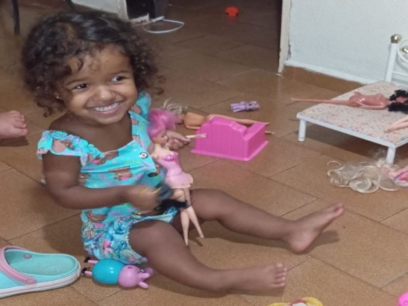 Família pede apoio para cirurgia ortopédica de menina de 4 anos