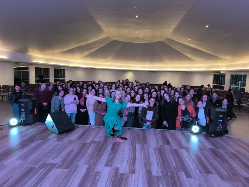 Conexão Delas reúne mulheres em palestra com Maria Cândida em Assis