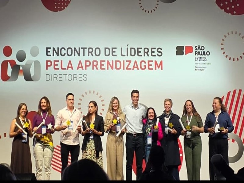 EE Prof. Ernani Rodrigues se destaca em avaliações e recebe prêmio Escola Diamante