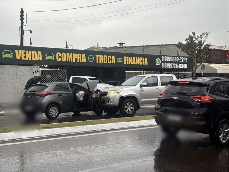 Jovem perde o controle da direção e causa acidente na manhã desta sexta-feira, 15, em Assis