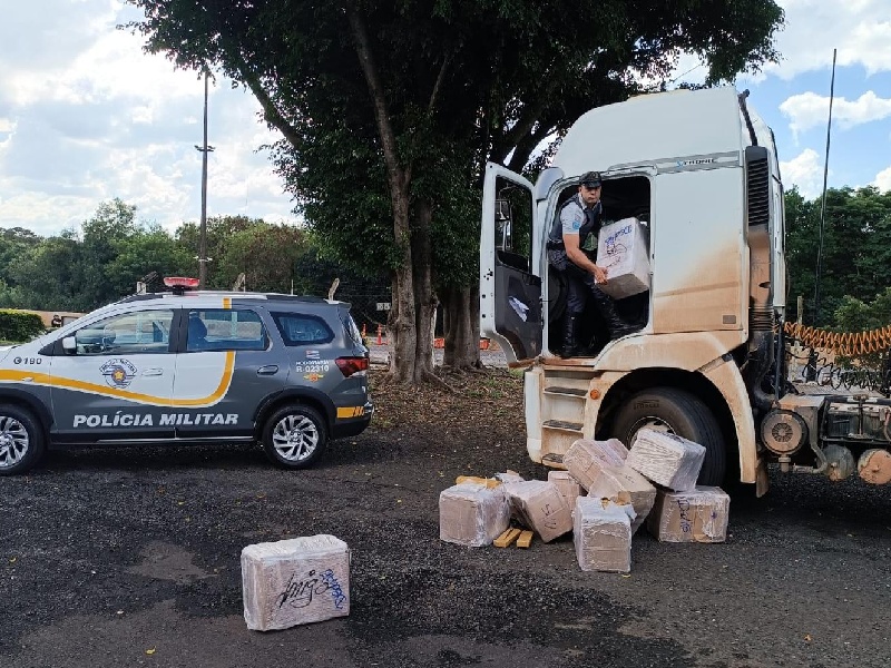 Caminhoneiro abandona carreta com mais de 440 kg de maconha e foge para mata na Raposo Tavares