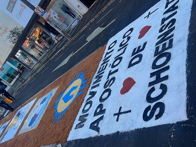 Corpus Christi mobiliza fiéis e transforma a Avenida Rui Barbosa em corredor de fé em Assis