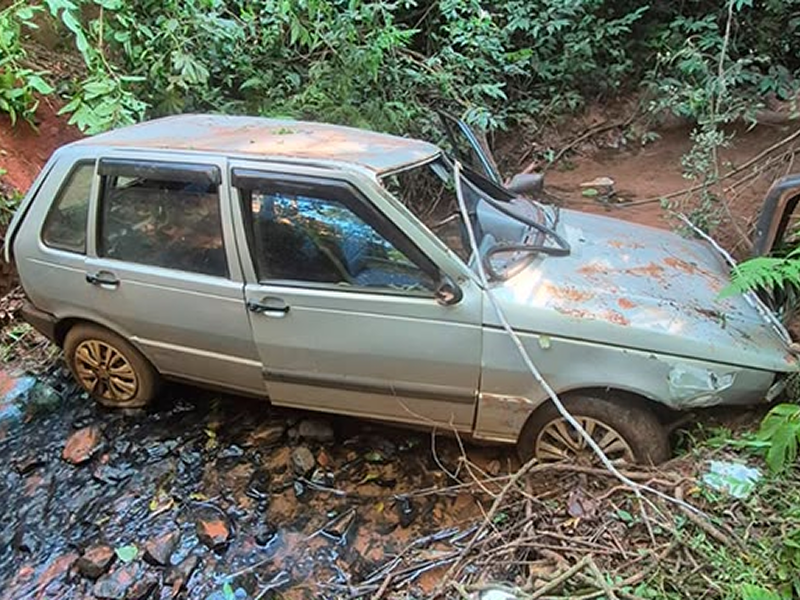 Carro despenca em córrego e mobiliza equipes de resgate em Assis