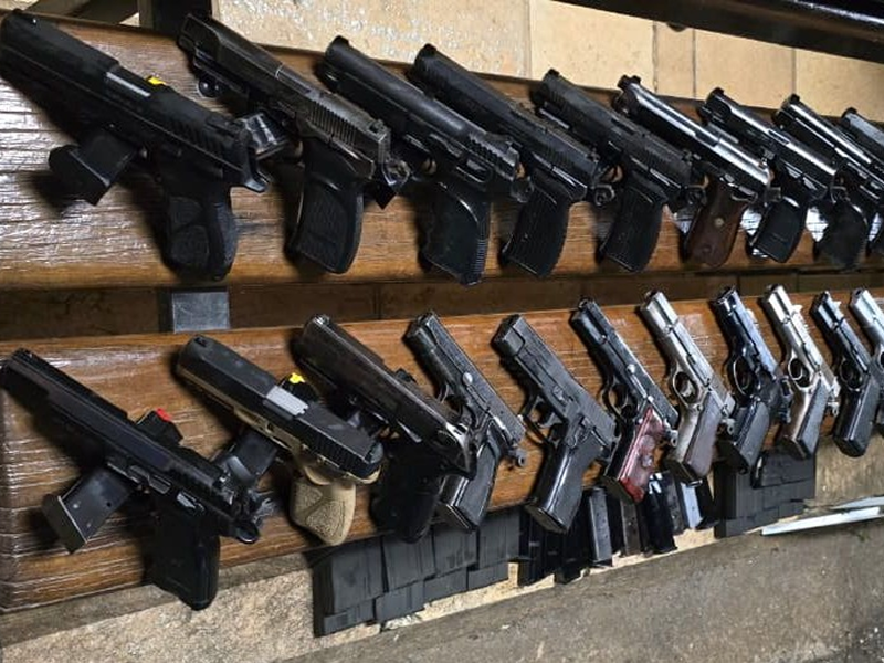 Polícia Rodoviária apreende 33 pistolas e carregadores de fuzil com casal paraguaio
