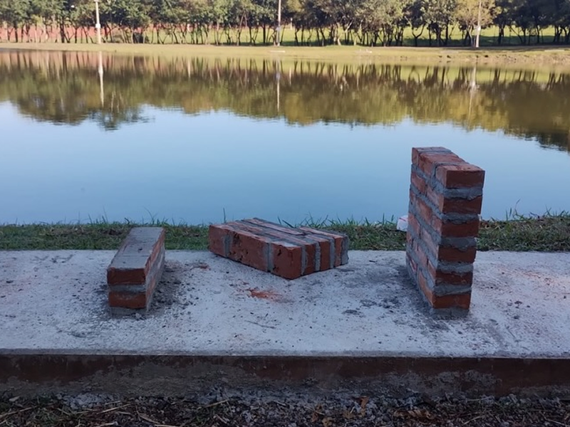 Vandalismo danifica novos bancos no Parque das Águas 2