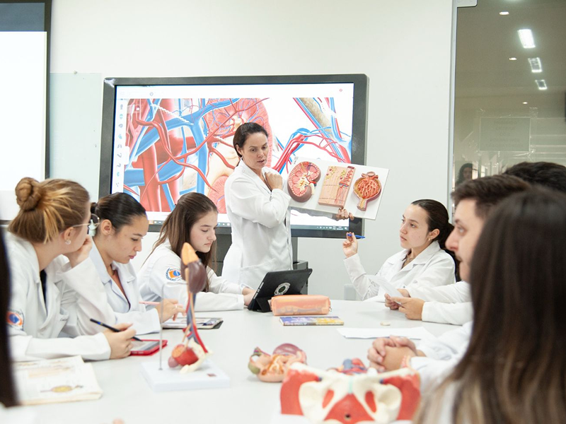 Medicina FEMA celebra 10 anos com homenagem permanente às turmas formadas