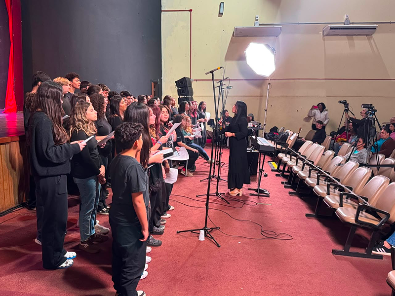 Festival de Inverno de Assis abre programação com teatro lotado e apresentações emocionantes