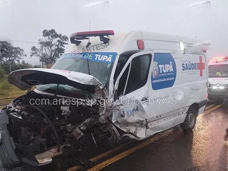 Colisão entre van da Saúde de Tupã e SUV deixa oito feridos na SP-294