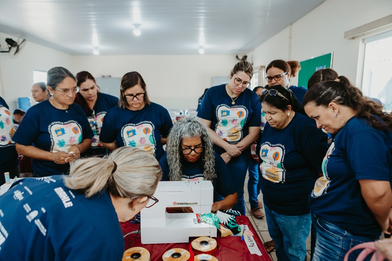 Projeto oferece curso gratuito de corte e costura para mulheres em Cândido Mota