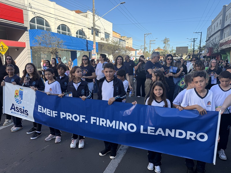 Desfile Cívico reúne escolas, forças de segurança e entidades no aniversário de Assis