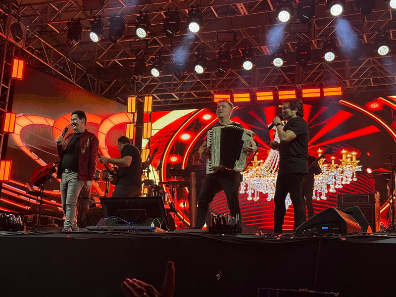 Gian & Giovani levam multidão ao Parque de Exposições e batem recorde de público na Festa do Milho